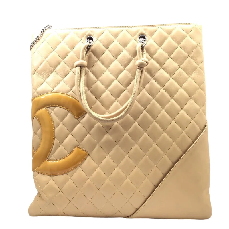 Handle bags with spacious interiors for storage -Chanel  Leather Handbag Tote Bag (Pre-Owned)