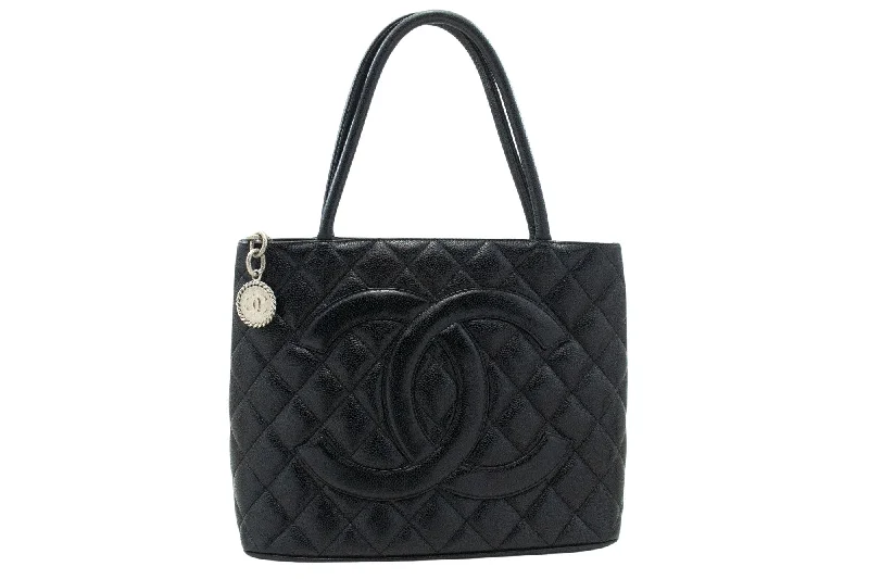 Handle bags with durable hemp for sustainability -Chanel  Leather Shoulder Bag (Pre-Owned)