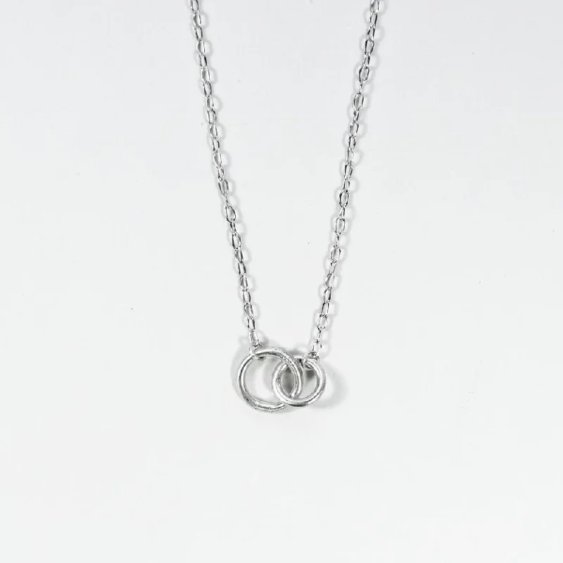 Best necklaces and pendants with emerald gemstones for a rich, sophisticated design-Silver Interlocking Circle Necklace